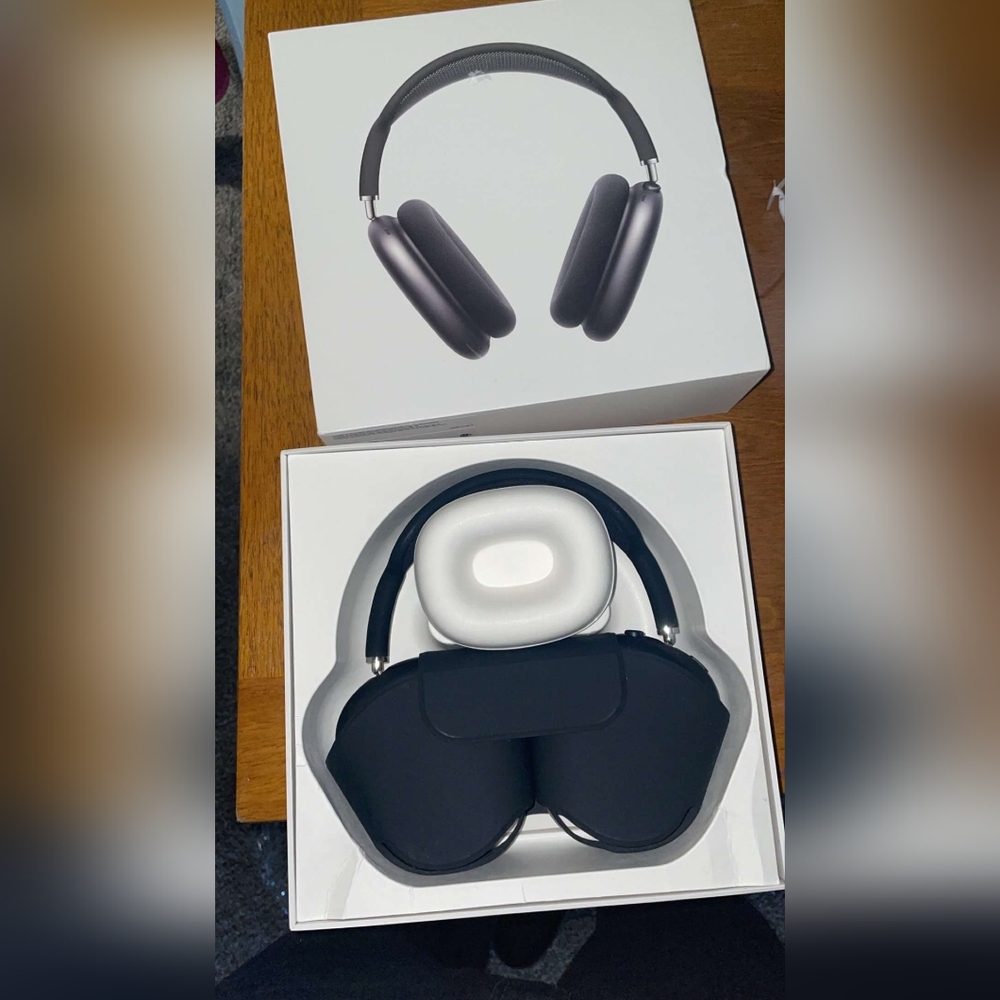 Apple AirPods Max with Smart Case in White